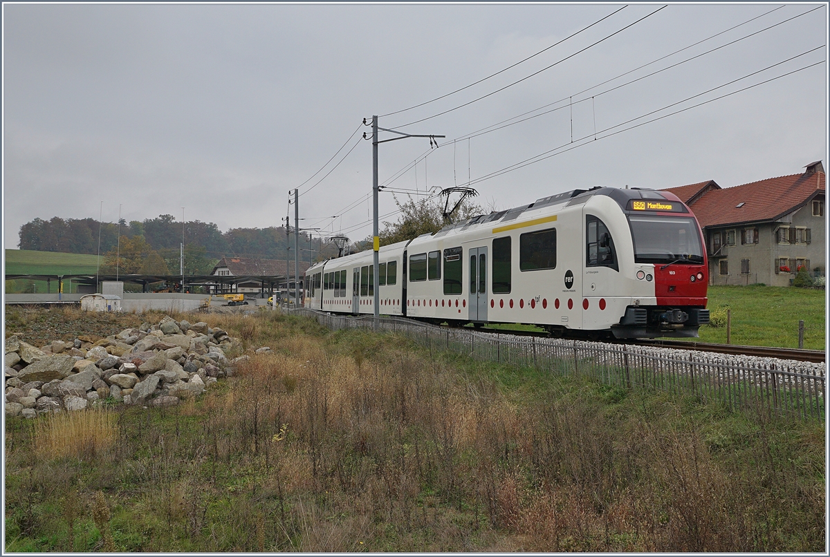 Die letzten Tage des  alten  Bahnhofs von Châtel St-Denis: der TPF ABe 2/4 - B - Be 2/6 103 verlässt Châtel St-Denis, im Hintergrund ist der neue Bahnhof zu sehen. Zur Inbetriebnahme  des neune Bahnhofs wird das Bahntrasse geteert werden und wird als Fussweg zum neuen Bahnhof dienen. (siehe auch Bild ID 681 878 bzw. den Link: https://igschieneschweiz.startbilder.de/bild/schweiz~strecken~256-palzieux-chtel-st-denis-bulle/681878/gut-ein-monat-liegt-zwischen-diesen.html

28. Okt. 2019