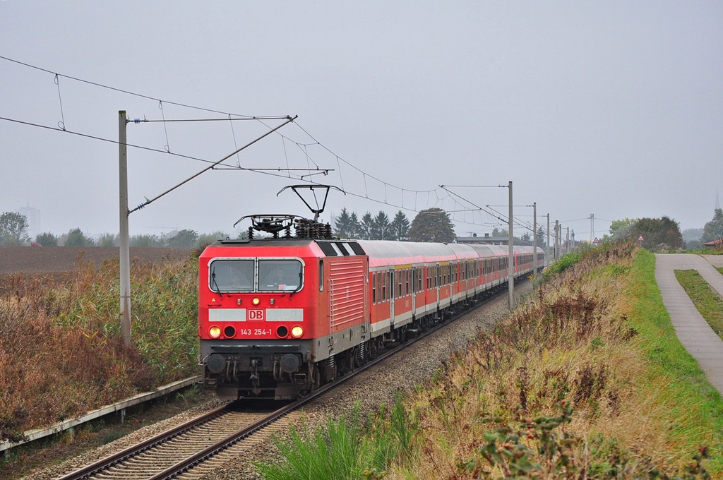 Die letzten Wagen des Kreuzfahrer-Verkehrs 2014 bringt die 143 254 am 26.09.2014 nach Cottbus.