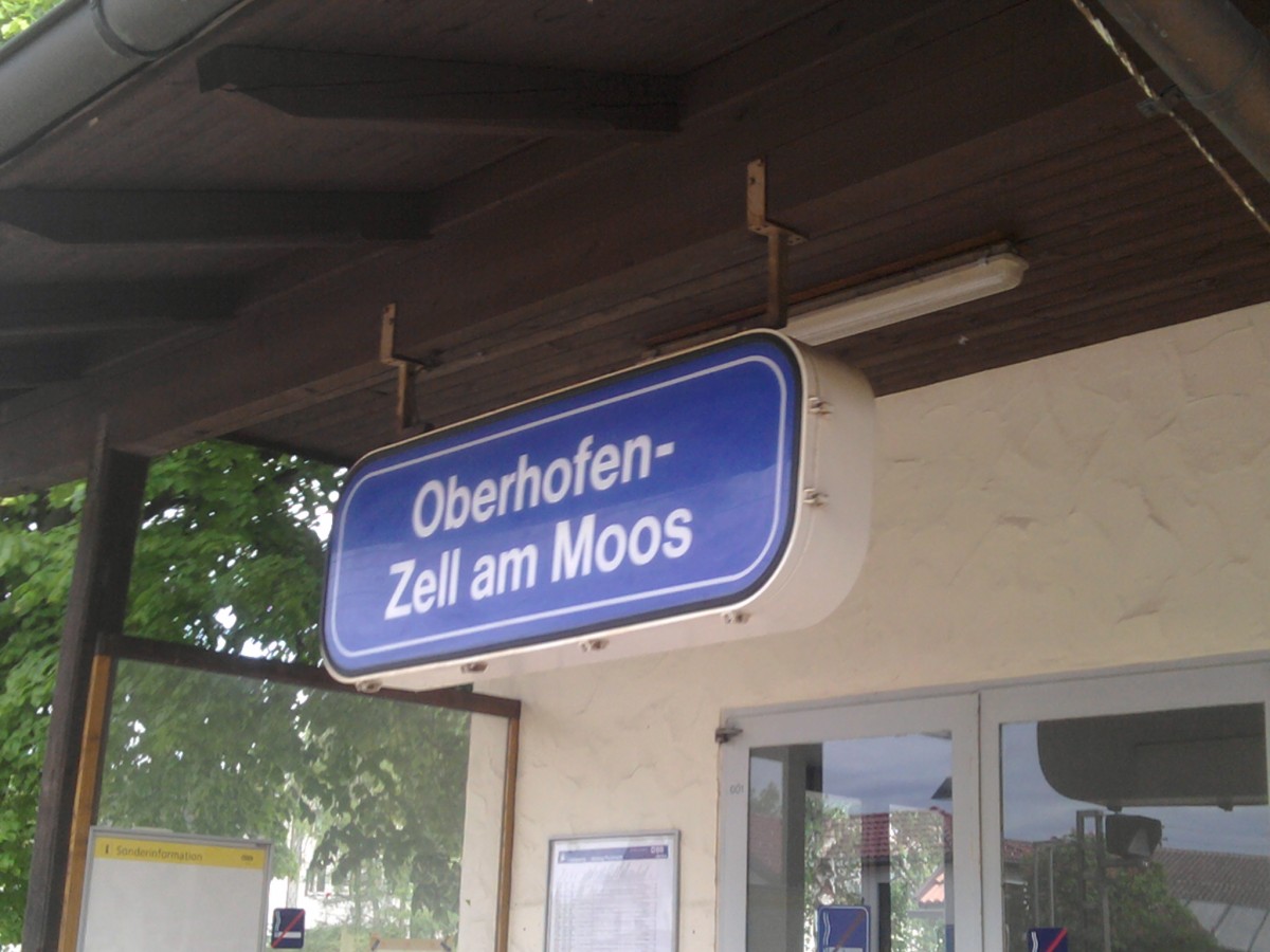 Die liebliche Haltestelle Oberhofen- Zell am Moos (KBS 101) an der Westbahn gelegen im Sommer 2013.