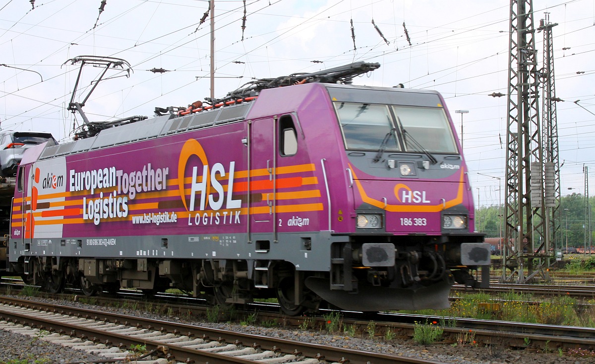 Die lilafarbene HSL 186 383 passiert mit ihrem Autotranportzg  das Stellwek Mathilde in Oberhausen 09.06.2022