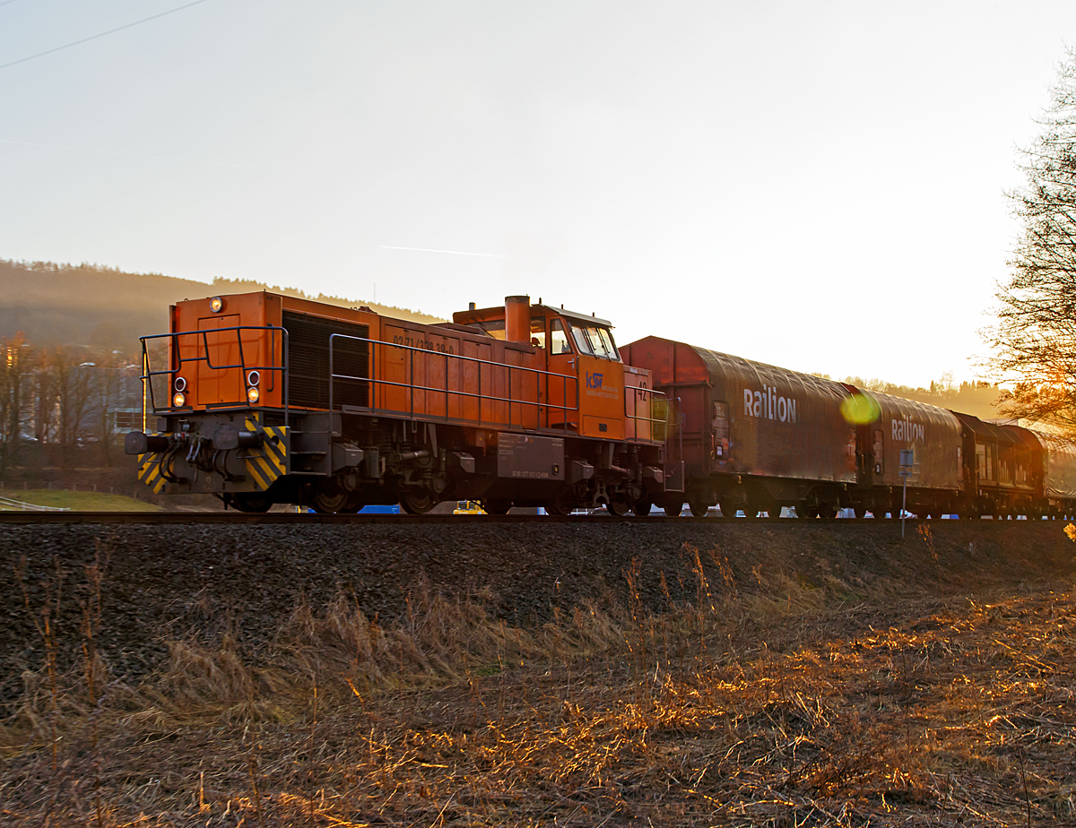 Die Lok 42 (92 80 1277 902-3 D-KSW) der KSW (Kreisbahn Siegen-Wittgenstein) eine MaK 1700 BB zieht am 11.02.2015 den schweren Coilgüterzug in Neunkirchen-Struthütten, auf der KSW eigenen Strecke, in Richtung Neunkirchen-Pfannenberg.