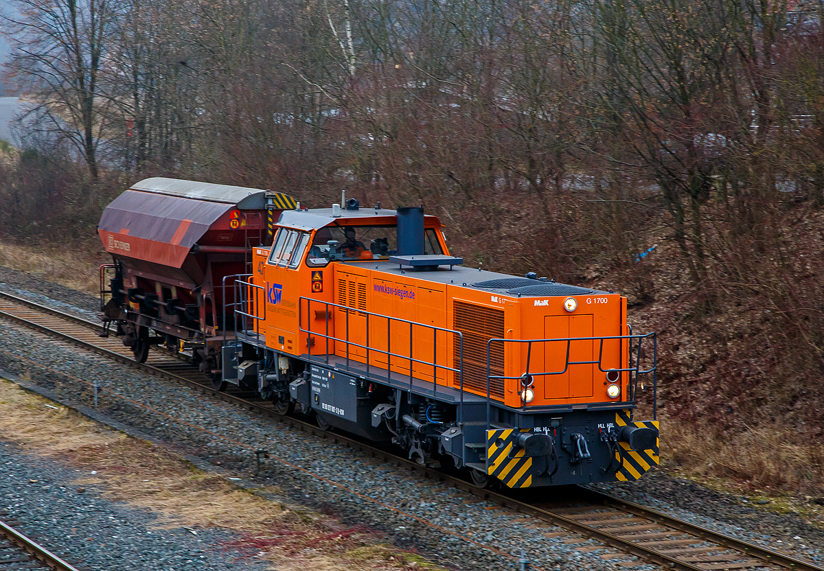 Die Lok 42 (92 80 1277 902-3 D-KSW) der Kreisbahn Siegen-Wittgenstein (KSW), eine Vossloh MaK G 1700 BB, kommt am 10.02.2017 mit einem gedeckten Schüttgutwagen  (Tds 937) aus Burbach-Wügerdorf kommend in Herdorf an.