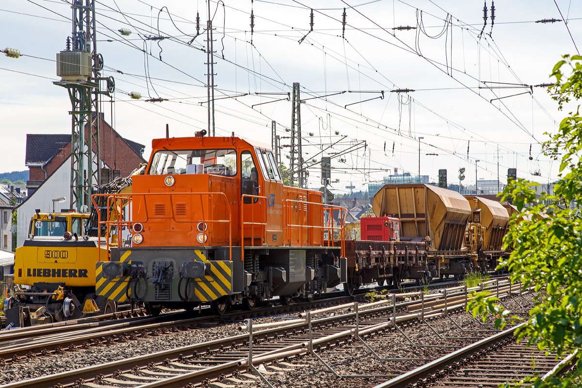 
Die Lok 45 der Kreisbahn Siegen-Wittgenstein (98 80 0276 016-9 D-KSW) eine MaK G 1204 BB am 15.05.2015 im Bauzugeinsatz in Siegen (nhe Stellwerk Sf), hier mit Schotter-Kieswagen Schotter-Kieswagen Facns 141 und direkt hinter der Lok mit einem 2-achsigen Flachwagen der Gattung Kls-x, auf diesem befindet sich ein Stromaggregat fr die Versorgung der Schotter-Kieswagen zur Entladung.


Die Lok wurde 1991 unter der Fabriknummer 1000866 bei MaK gebaut. 1992 erfolgte die Auslieferung an die Sersa AG, Zrich, Schweiz als Am 847 953-7  Bettina  bis sie 1998 wieder nach Deutschland zur MaK / Vossloh Locomotives zurck kam und als Mietlok zur Verfgung stand. Nach mehreren Stationen als Mietlok (u.a. 2006 auch bei der KSW) wurde sie dann 2007 von der KSW gekauft und am 23.08.2007 nach Siegen berfhrt.
