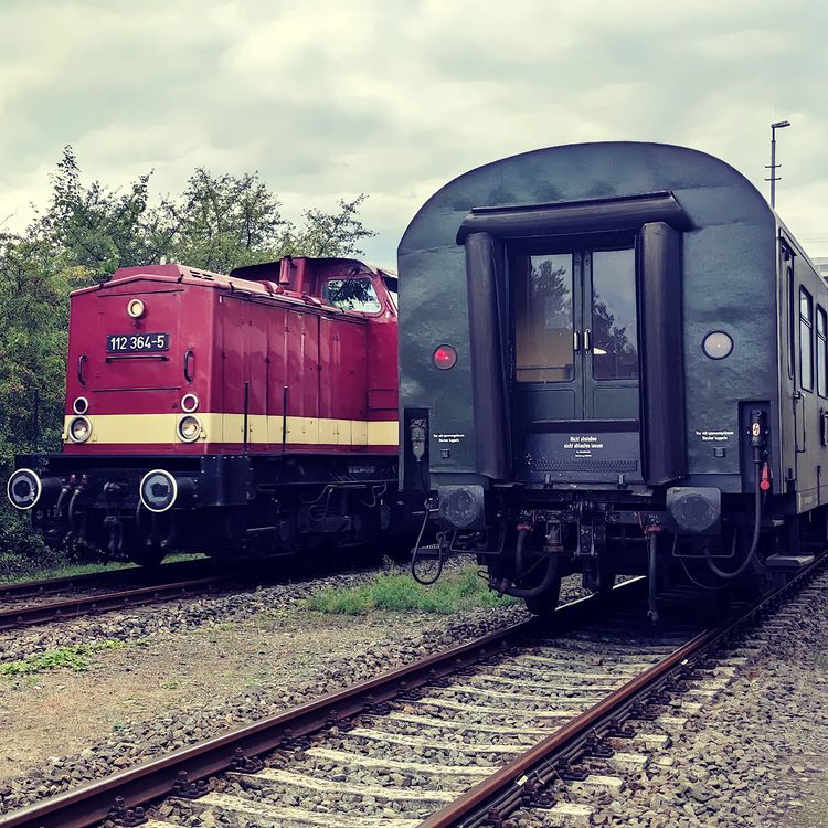 Die LOK OST 112 364-5 am 10.09.2022 in Karsdorf Bbf. Sie brachte den Sonderzug der Eisenbahnfreunde Traditionsbahnbetriebswerk Staßfurt e.V. aus Halberstadt zum Winzerfest Freyburg. (Foto: https://www.instagram.com/lokschuppen_stassfurt/)