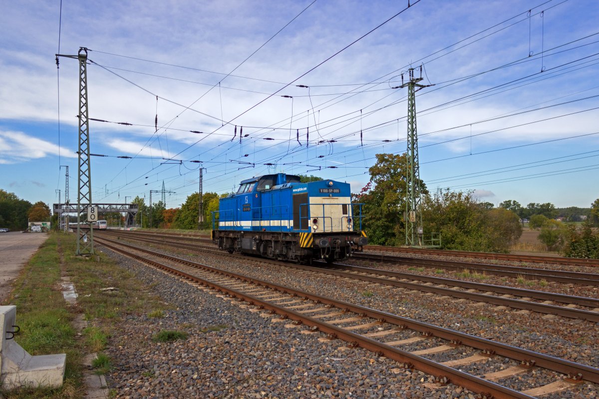 Die Lokomotive V 100-sp-009 (92 80 1203 129-2 D-SLG) der Firma Spitzke fuhr am 13.10.2020 durch den Bahnhof Saarmund.