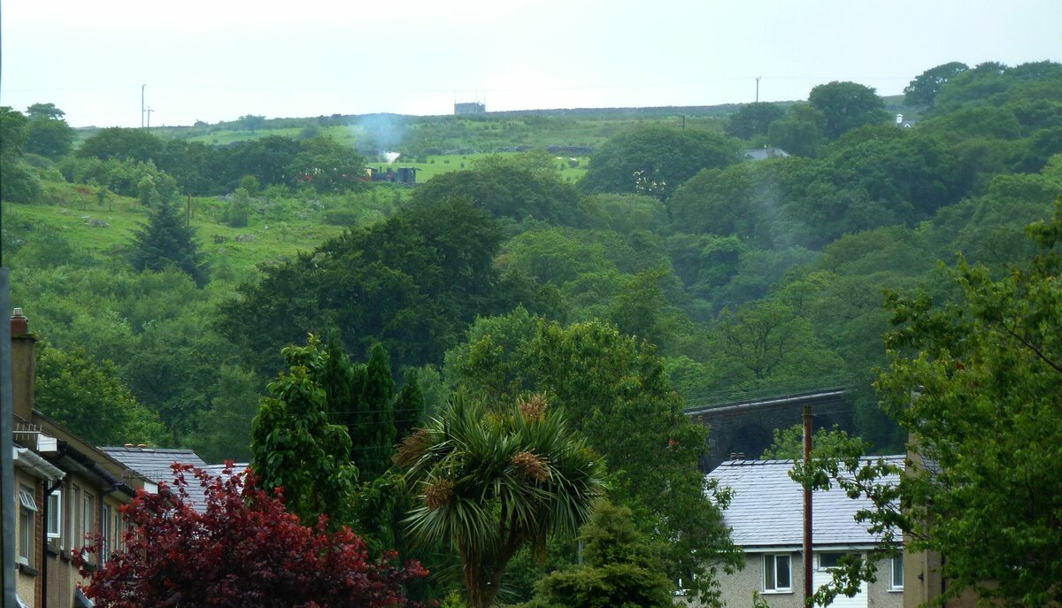 Die Lokomotiven von 1895/96 (SLM Winterthur) für die Snowdon Mountain Railway / Rheilffordd yr Wyddfa: Lok 4 hat die erste Rampe erklommen und dampft nun hoch über den Häusern auf den Snowdon hinauf. 6.Juli 2012 