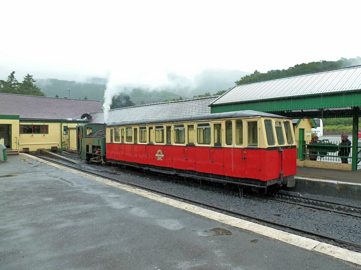 Die Lokomotiven von 1895/96 (SLM Winterthur) für die Snowdon Mountain Railway / Rheilffordd yr Wyddfa: Lok 4 wartet mit ihrem Wagen in Llanberis auf Abfahrt auf den Berg hinauf, 6.Juli 2012 