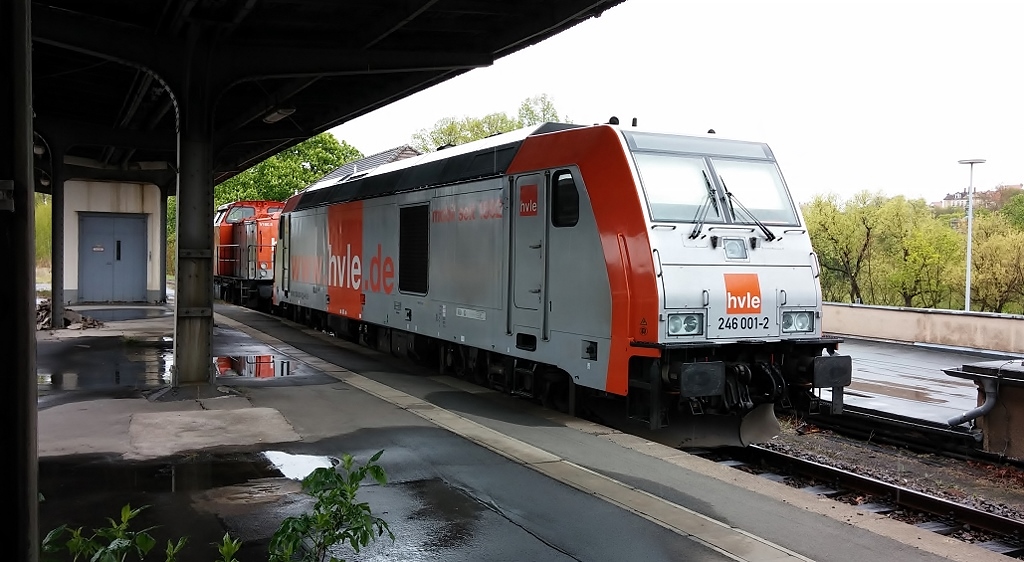 Die Lokomotiven der hvle sind Dauerparker in Zeitz. Am 18.04.2014 waren 
246 001-2 + V160.8 in Zetz Pbf abgestellt.