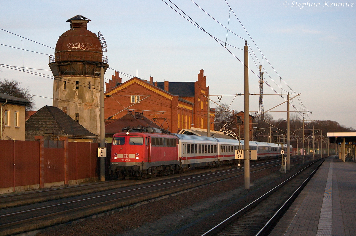 Die LZB-fähige 115 459-0 kam überraschend mit einer IC-Garnitur durch Rathenow gefahren und sie fuhr in Richtung Stendal weiter. Ob dies ein Ersatzzug oder ein Entlastungszug war entzieht sich mehr Kenntniss. 23.12.2013