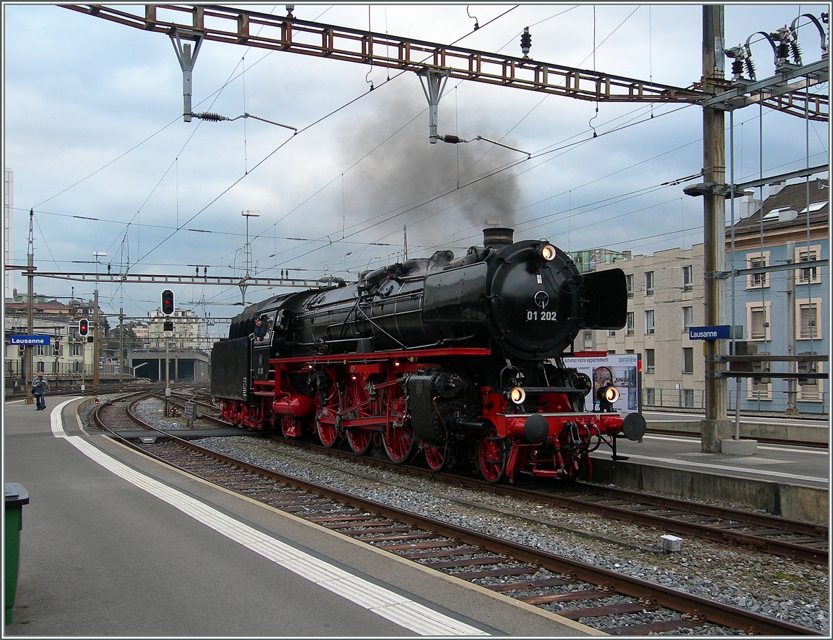 Die mchtige und doch zierliche 01 202 beim einer Rangierfahrt (Umfahrnd ihres Extrazuges nach Montreux) in Lausanne. 6. Dez. 2014