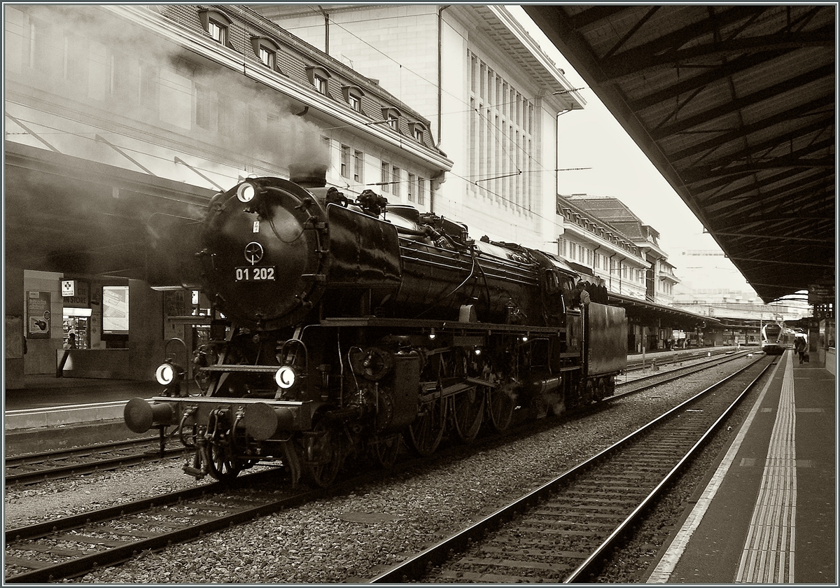 Die mchtige und doch zierliche 01 202 beim einer Rangierfahrt (Umfahrnd ihres Extrazuges nach Montreux) in Lausanne. 
6. Dez. 2014