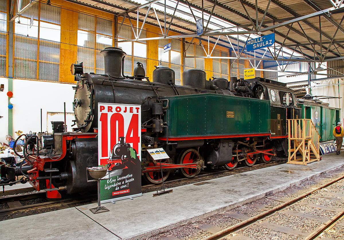 Die Mallet-Dampflokomotive G 23/3 104 der Museumsbahn Blonay–Chamby,  ex Sddeutsche Eisenbahn Gesellschaft SEG 104 „Zell“ (spter Mittelbadische Eisenbahngesellschaft MEG 104) am 19.05.2018  im Depot in Chaulin.

Die Mallet-Lok wurde 1925 von Hanomag (Hannoversche Maschinenbau AG) unter der Fabriknummer 10437 gebaut. Die Lok basiert dabei auf der Entwicklung der 1917 von Henschel an die Heeresfeldbahn gelieferten 20 C'C-Mallet-Lok, jedoch als Nassdampfmaschinen ausgefhrt. Einer dieser 20 Loks wurde nach dem Ende des Ersten Weltkrieges an die Kniglich Bayerische Staatsbahn verkauft und wurde zur Bayerische Gts 23/3 Bayern 996. Nach der bernahme durch die Deutsche Reichsbahn wurde diese zur  DR 99 201 und als Baureihe 99.20 gefhrt. 

Die SEG 104 „Zell“ fuhr lange Zeit auf der Strecke Zell-Todtnau im oberen Wiesental. Doch in den letzten Jahren gab es fr sie nur noch wenig zu tun. So wanderte sie in den dunklen Schuppen in Todtnau und wurde nur noch gelegentlich unter Dampf gesetzt.
Mit der Stilllegung der Kleinbahn-Strecke sollte sie verschrottet werden. Die Schweizer Eisenbahnfreunde retteten jedoch diese formschne Lokomotive. Seit 1967 ist sie bei der Museumseisenbahn  Blonay-Chamby.

Geschichte der Mallet-Lokomotiven:
Der zunehmende Verkehr auf schmalspurigen Eisenbahnen erschloss Mallet ein anderes Wirkungsfeld. Diese Bahnen bentigten strkere und damit grere Maschinen, als es die engen Kurven der Schmalspurstrecken zulieen. Die einzige Lsung schienen hier Lokomotiven mit schwenkbaren Fahrwerken zu sein. Dazu waren bereits die Bauarten von Fairlie und Meyer verbreitet, die schwenkbare Maschineneinheiten verwendeten. Die einzelnen Einheiten wurden mit Dampf ber flexible Verbindungen gespeist, die sich jedoch stets als Schwachpunkt der Maschinen erwiesen. Mallet entwickelte stattdessen eine Bauart mit zwei Fahrwerken, von denen nur das vordere, unter der Rauchkammer befindliche Fahrwerk schwenkbar gelagert war, whrend der Kessel fest auf dem anderen Fahrwerk ruhte. Damit reduzierte sich die Zahl der flexiblen Verbindungen um die Hlfte. Der wesentliche Unterschied der Konstruktion von Mallet im Vergleich zu den Bauarten Fairlie und Meyer war aber die perfekte Anwendung eines Verbundtriebwerkes. Der Frischdampf wird zunchst zu den Hochdruckzylindern des fest gelagerten Fahrwerks geleitet und nach dem Auslass in die Niederdruckzylinder des vorderen beweglichen Fahrwerks. Die dorthin fhrende bewegliche Dampfleitungsverbindung war wegen des geringeren Drucks besser beherrschbar als bei reiner Frischdampf-Versorgung. Diese Bauart lie Mallet sich 1884 patentieren. 

Dampflokomotiven haben im Allgemeinen zwei Arbeitszylinder, die Mallet-Loks besitzen diese Einrichtungen doppelt, also 4 Zylinder mit zugehrigen Triebwerksgruppen. Der Abdampf der ersten ist gleichzeitig der Arbeitsdampf der zweiten Zylindergruppe.

Bayrische Bauartbezeichnung Gts 23/3
Schweizerische Bauartbezeichnung G2 x 3/3
Deutsche Reichsbahn Baureihe 99.20

Mallet-Lokomotive C'C-n4vt
- C'C = Dampflokomotive mit 2 Triebwerken, das erste davon beweglich gelagert, zu je 3 Treibachsen
- n4 = Nadampf und 4 Zylinder
- v = Verbundwirkung zwischen den Hoch- und Niederdruck-Zylindern
- t = Brennstoff und Wasservorrte werden auf der Lokomotive mitgefhrt
- (in neuerer Schreibweise wird hufig das  t  weggelassen.
- Bei Angaben ohne  t  handelt es sich dann immer um eine Tenderlok, im Gegensatz dazu  T  = Schlepptenderlok).

Technische Daten:
Spurweite: 1.000 mm.
Lnge ber Puffer:  11.560 mm
Achsabstnde: 1.250 mm / 1.250 mm / 2.000 mm / 1.250 mm / 1.250 mm
Triebraddurchmesser: 900 mm
Leergewicht: 45,0 t
Dienstgewicht:  56,5 t
Zylinder:  2 ND vorne  = 620 mm  und 2 HD hinten  = 450 mm
Kolbenhub:  450 mm
Kesseldruck max.: 14 bar
Leistung:  585 PS
Hchstgeschwindigkeit: 35 km/h
Wasservorrat:  6,03 m
Kohlevorrat: 1,5 t