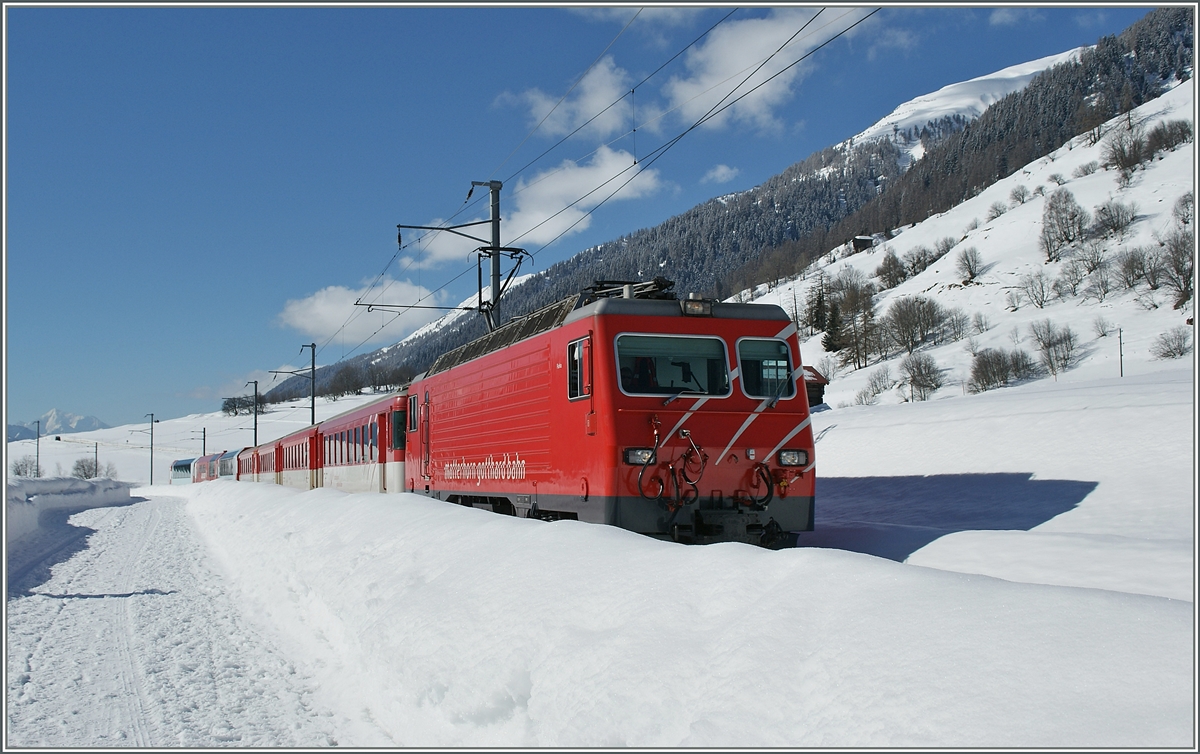 Die MGB HGe 4/4 mit ihrem Regiolnalzug 534 von Visp nach Distens mit dem donnerstäglichen  Winter-Gourmet-Teil  am Schluss des Zuges erreicht in Kürze Münster VS.
20. Feb. 2014