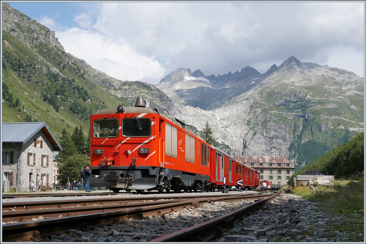 Die MGB HGm 4/4 61 wartet mit ihrem DFB Personenzug 241 in Gletsch auf die Abfahrt nach Oberwald.

31. August 2019