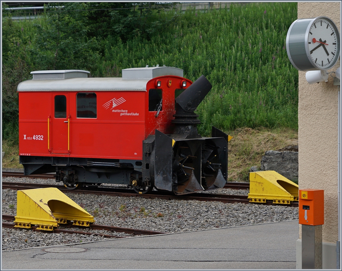 Die MGB Xrot.e 4932 wartet in HOspental auf den nächsten Winter.
21. Juli 2016