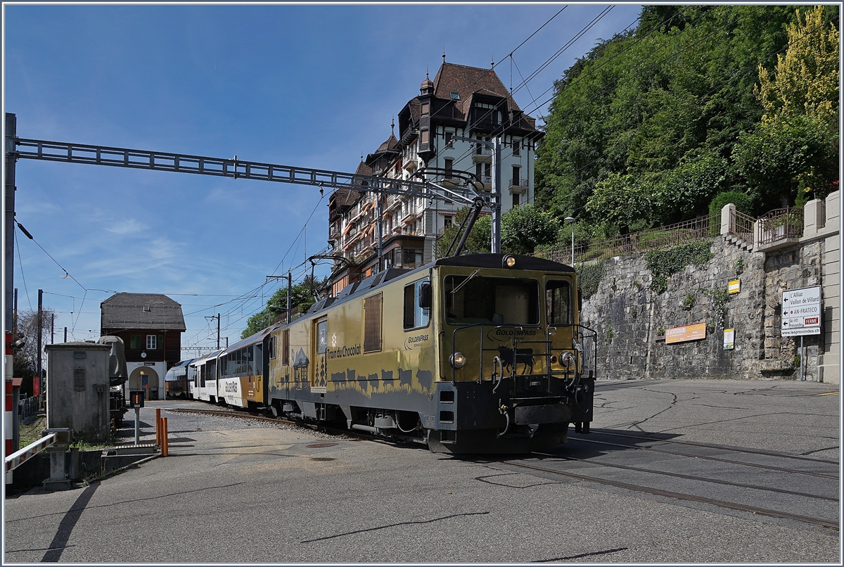 Die MOB als Strassenbahn? Nun, die etwas breite Strasse beim Bahnübergang in Chamby vermittelt jedenfalls diesen falschen Eindruck. 
Im Bild die GDe 4/4 6003 mit ihrem Panoramic Express auf dem Weg nach Montreux. 

25. Juli 2020