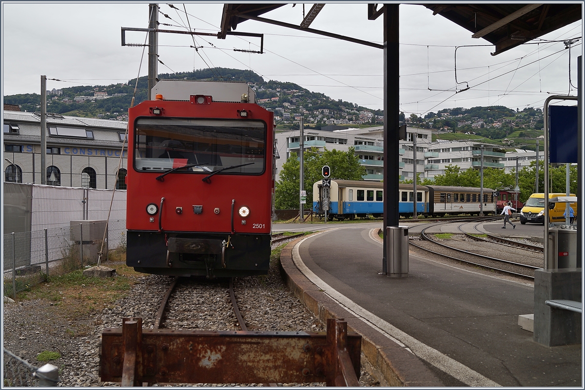 
die MOB (ex MVR HGem 2/2 2501 wartet in Vevey auf neuen Aufgaben. Im Hintergrund steht der CEV Te 2/2 82 mit den MOB B 211 und BD 206. Die MOB B 211 und BD 206 warten, mit weiteren Wagen (B 212 - 214 und dem AB 308) auf die Reise zur Edeis - La Mure Bahn, wo ihr Einsatz ab nächstem Jahr vorgesehen ist.

3. Juli 2002