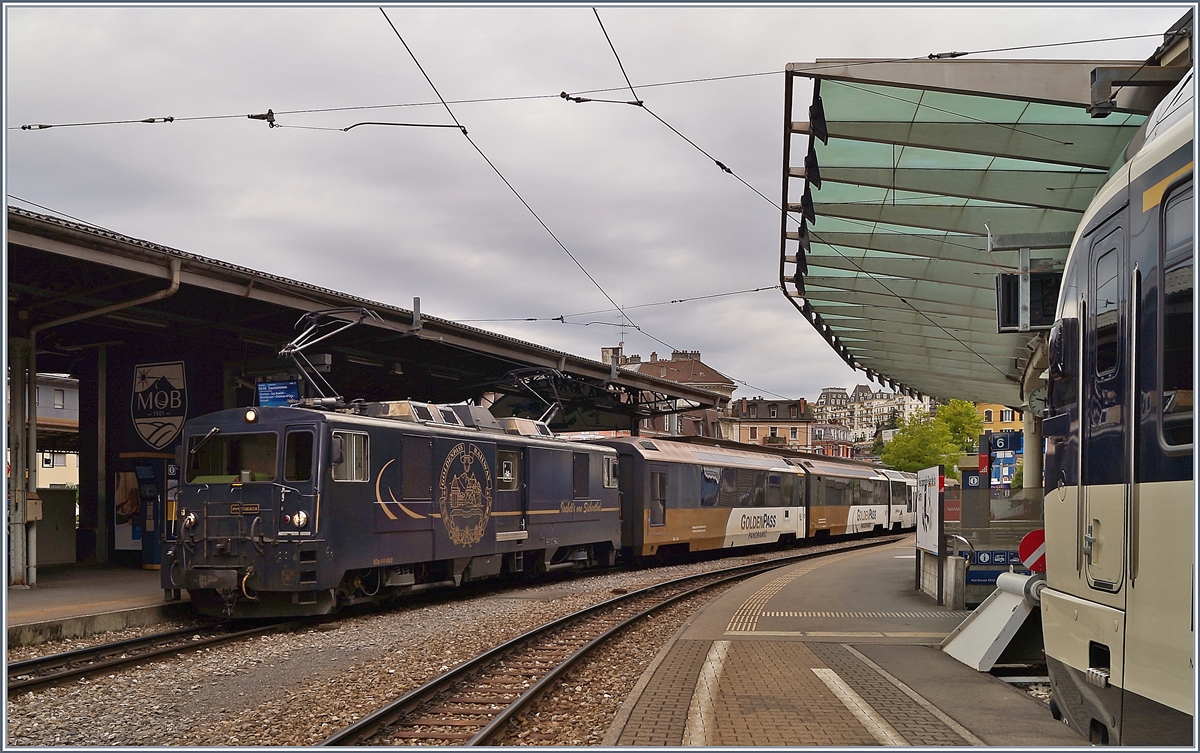 Die MOB GDe 4/4 6002 wartet mit ihrem GoldenPass Panoramic Express in Montreux auf die Abfahrt nach Zweisimmen.

6. Sept. 2020