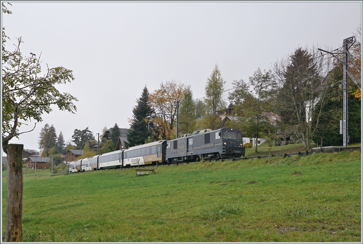 Die MOB GDe 4/4 6002 mit einem Panoramic Express auf dem Weg nach Zweisimmen bei Les Avants. 

28. Okt. 2020