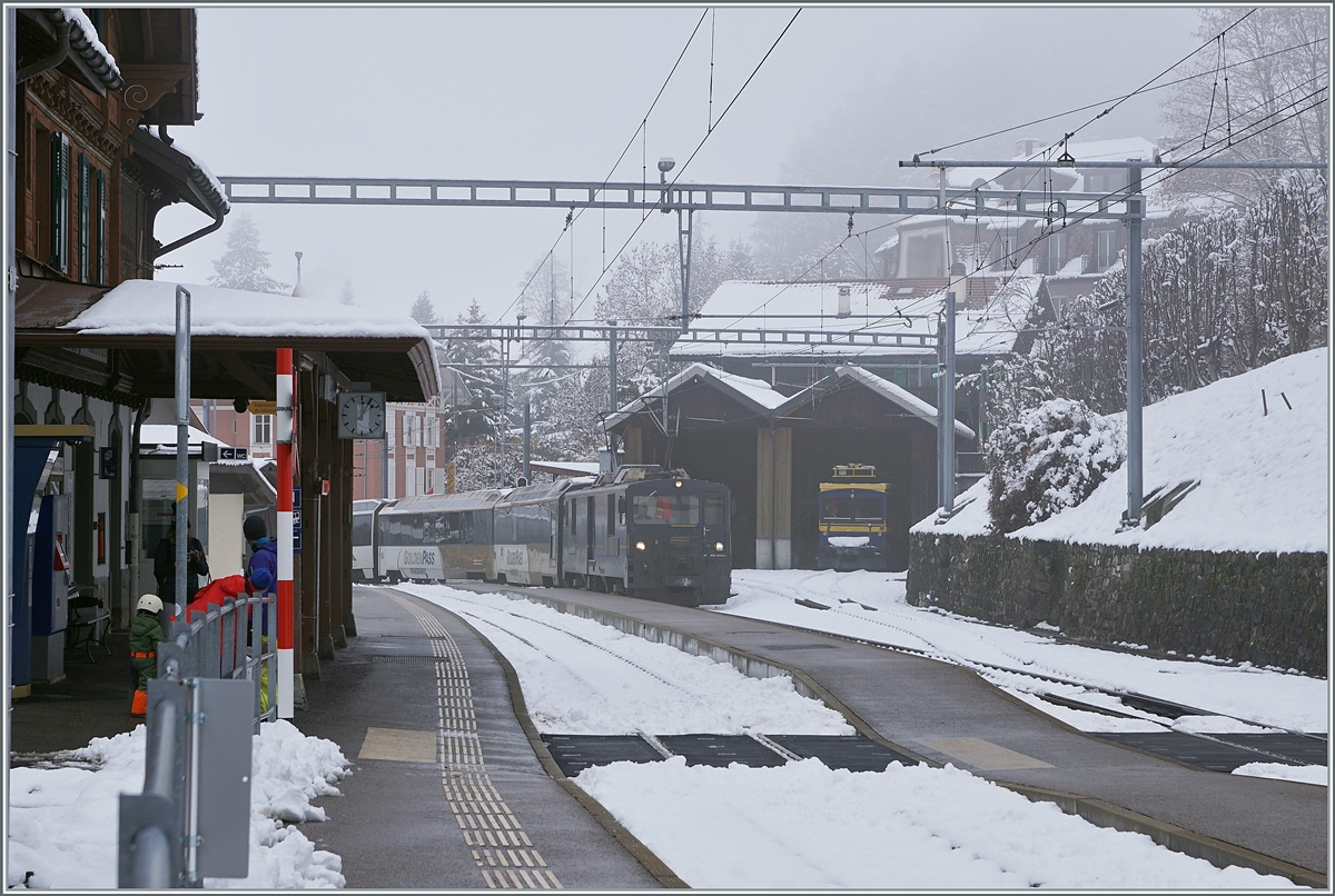 Die MOB GDe 4/4 6002 erreicht mit ihrem MOB Golden Pass Panormic auf dem Weg nach Zweisimmen das das etwas vernebelte Les Avants. 
Dies war mein letztes mal, dass ich eine GDe 4/4 im Planeinsatz mit einem Reisezug sah, im neuen MOB Fahrplan kann die MOB auf die GDe 4/4 im Planverkehr verzichten. 

6. Dez. 2020