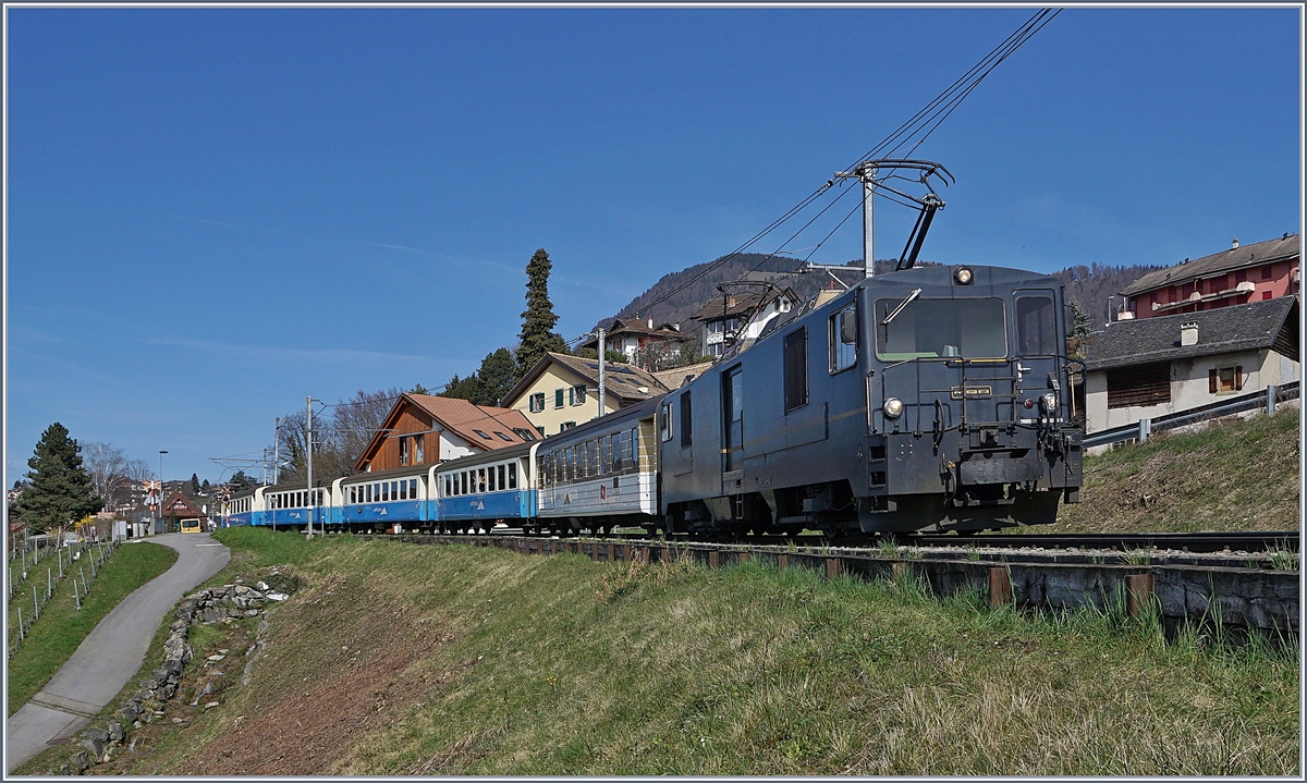 Die MOB GDe 4/4 6002 mit einem Extrazug nach Montreux bei Planchamp. 

16. März 2020