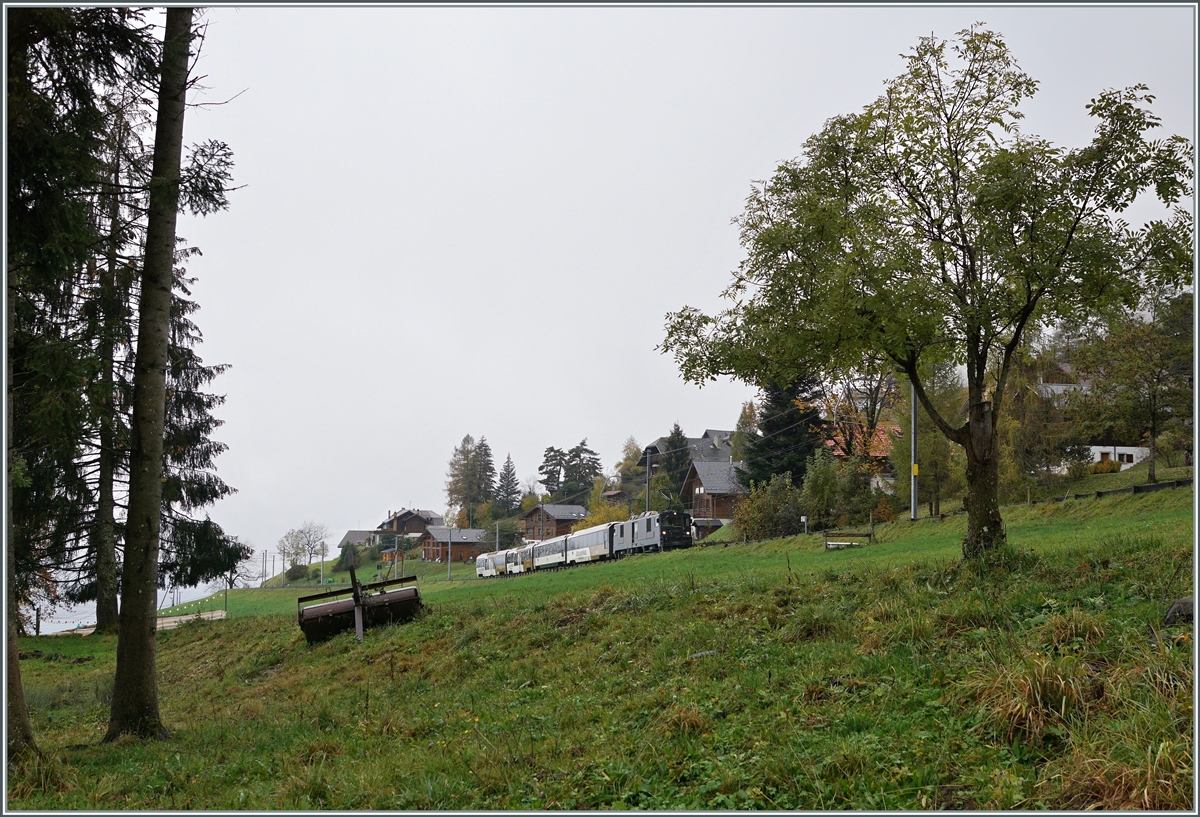 Die MOB GDe 4/4 6002 ist mit einem Parnoramic Express kurz vor Les Avants auf dem Weg von Montreux nach Zweisimmen. 

28. Okt. 2020

 