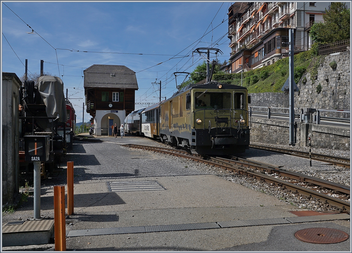 Die MOB GDe 4/4 6003 wartet in Chamby mit ihrem Panoramic Express auf den Gegenzug. 

25. Juli 2020