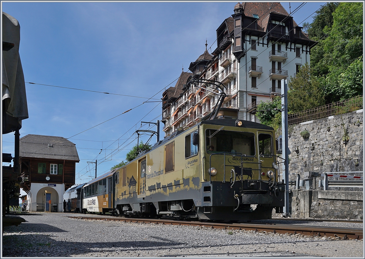 Die MOB GDe 4/4 6003 wartet mit ihrem Golden Pass Panoramic Express Chamby auf den Gegenzug. 

25. Juli 2020