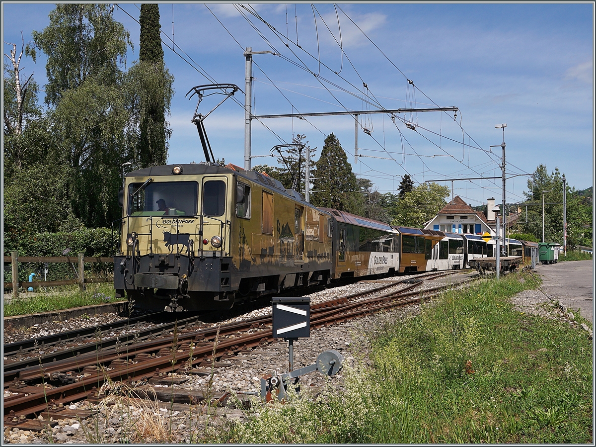 Die MOB GDe 4/4 6003 fährt mit ihrem GoldenPass Express von Montreux nach Zweisimmen druch den Bahnhof von Fontanivent.

10. Mai 2020