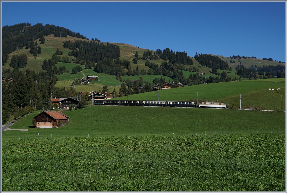 Die MOB GDe 4/4 6004 mit einem GoldenPass Classic nach Montreux kurz nach Schönried.
30. Sept. 2016