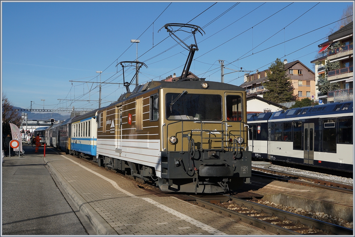 Die MOB GDe 4/4 6005 mit eine Panoramic Expres von Montreux nach Zweimmen bei Halt in Chernex. 
8. Dez. 2016