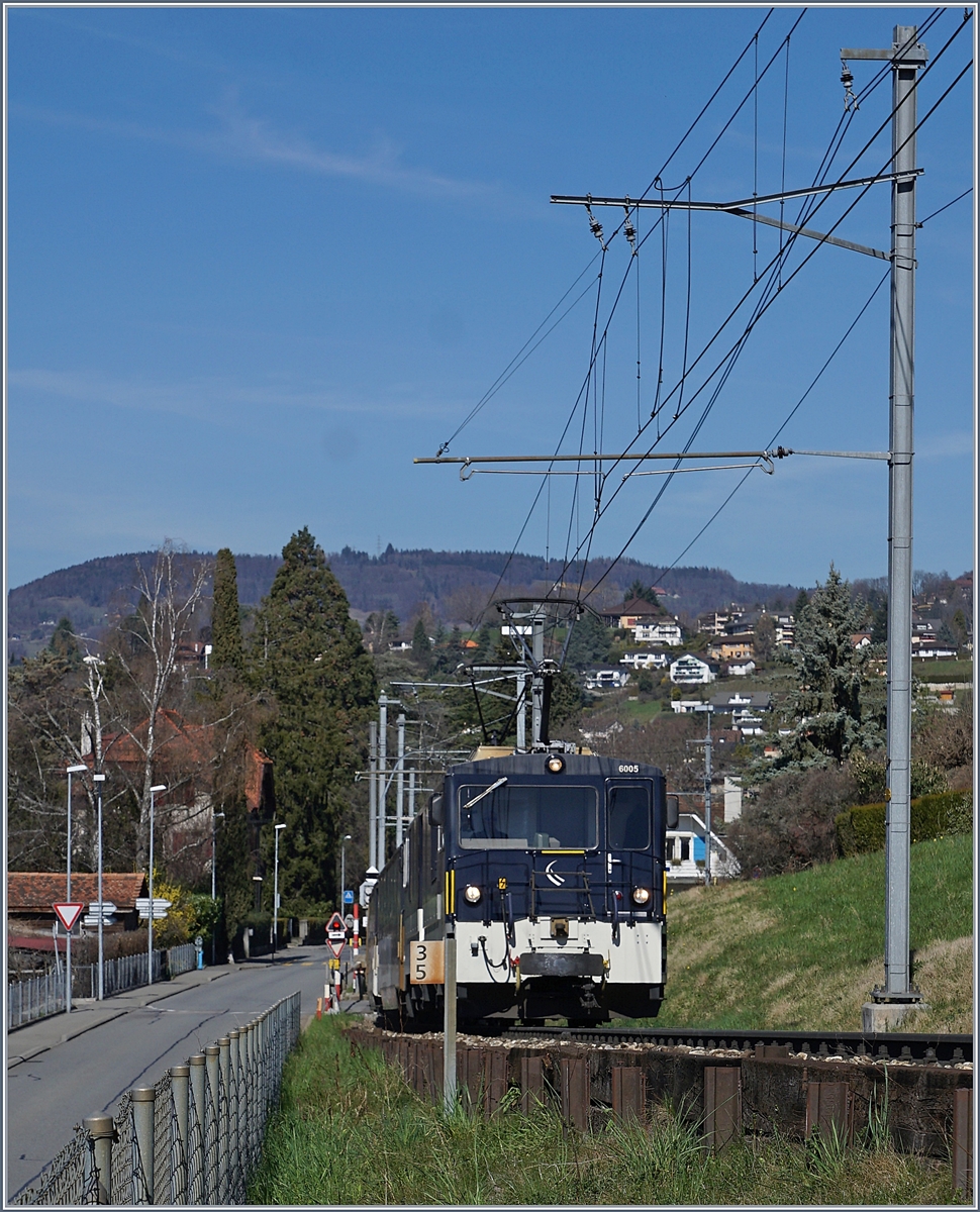 Die MOB GDe 4/4 6005 mit einem Panoramic Express auf der Fahrt nach Zweisimmen kurz nach Fontaivent. 

15. März 2020 