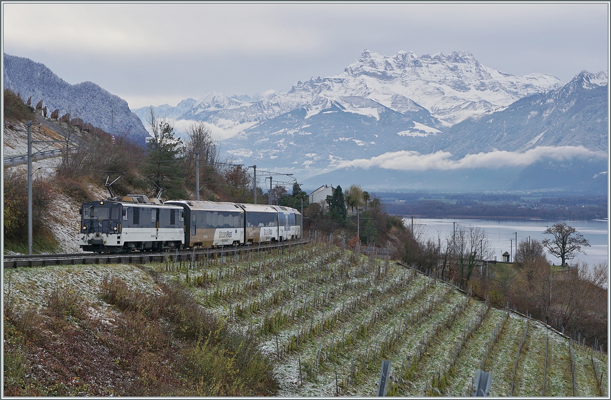 Die MOB GDe 4/4 6005 (ex GFM/TPF GDe 4/4 101) ist kurz vor Planchamp mit ihrem MOB Panoramic Express auf der Fahrt nach Zweisimmen .

5. Dez. 2020