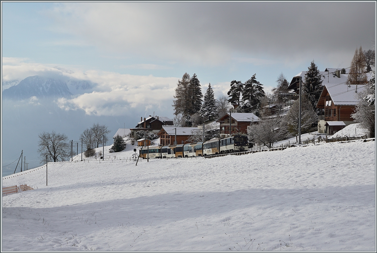 Die MOB GDe 4/4 6005 (ex GFM/TPF GDe 4/4 101) ist mit ihrem Golden Pass MOB Panoramic 2118 von Montreux nach Zweisimmen unterwegs und erreicht in Kürze Les Avants. 

2. Dezember 2020