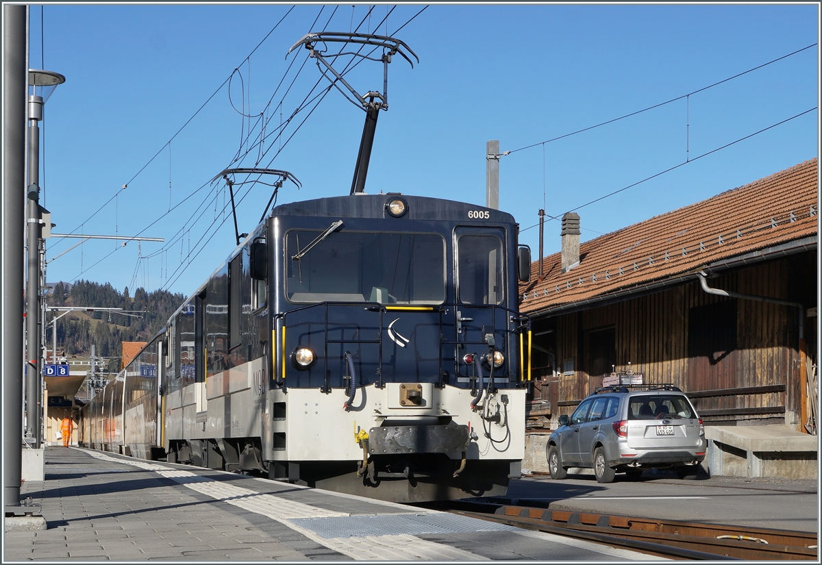 Die MOB GDe 4/4 6005 steht mit ihrem MOB Golden Pass Panoramic in Zweisimmen zur Abfahrt nach Montreux bereit. 

25. Nov. 2020