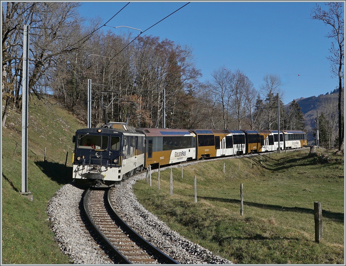 Die MOB GDe 4/4 6005 mit einem MOB Panoramic Express von Montreux nach Zweisimmen zwischen Les Sciernes und Montbovon. 

26. Nov. 2020