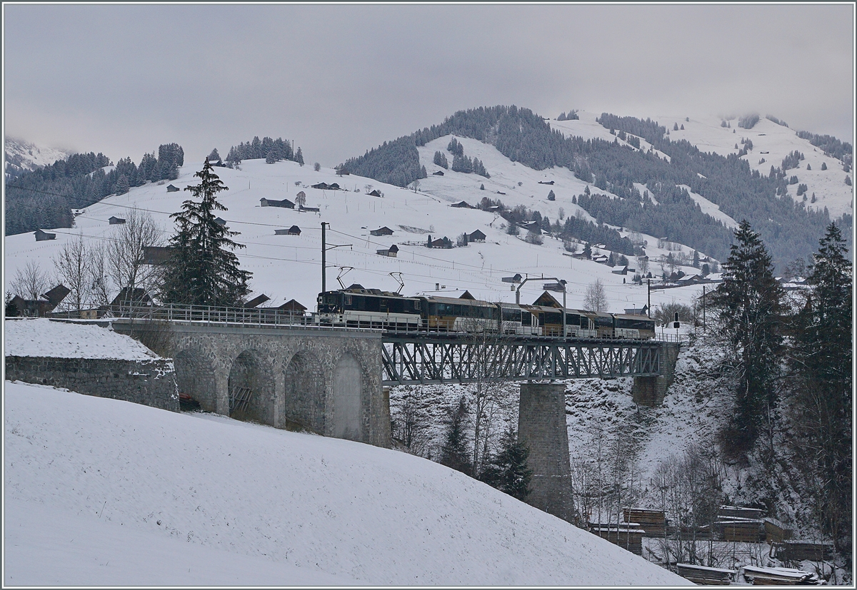 Die MOB GDe 4/4 6005 ist mit einen GoldenPass MOB Panoramic Zug kurz nach Flendruz bei noch etwas dumpfem Licht auf dem Weg nach Montreux. 

3. Dezember 2020