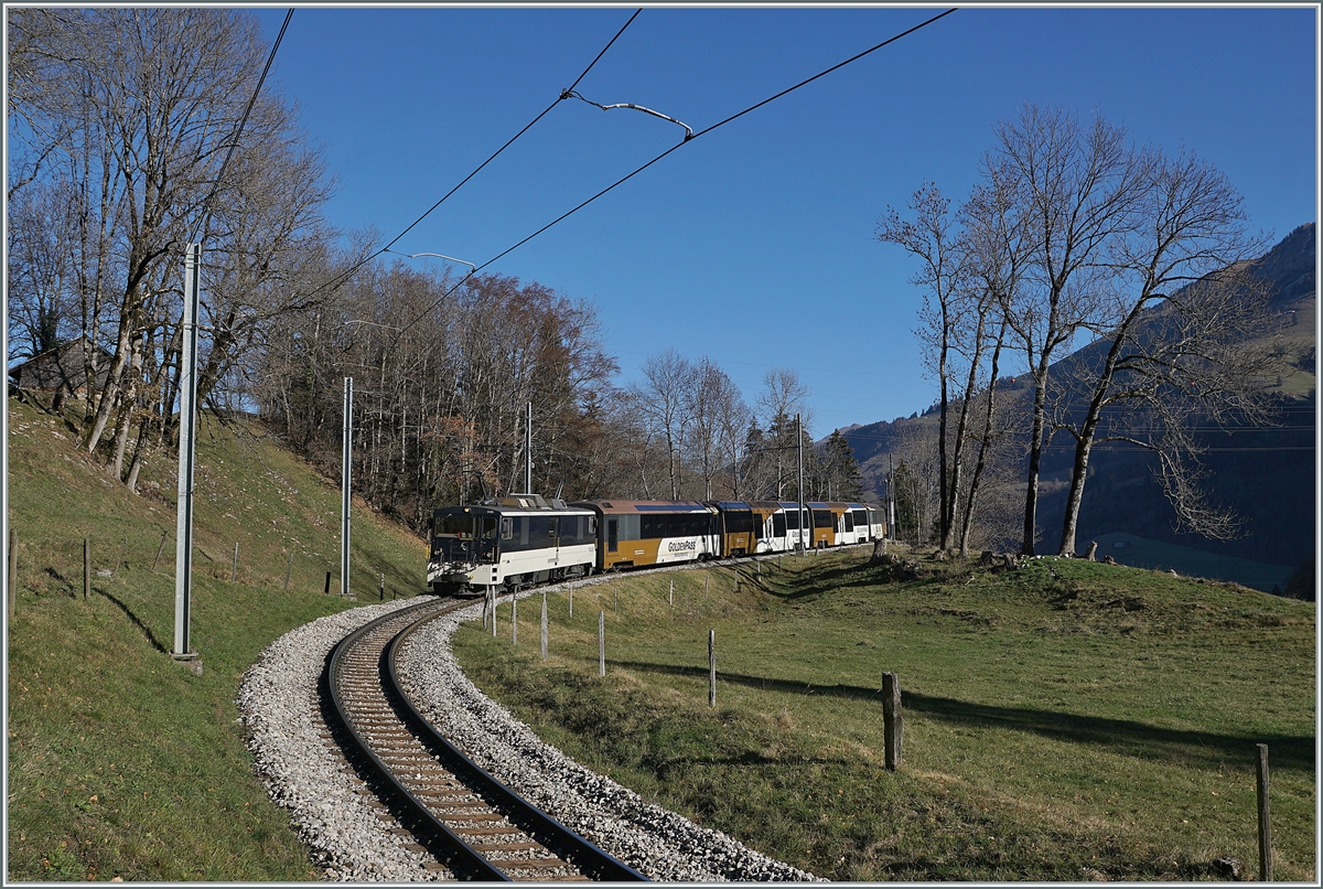 Die MOB GDe 4/4 6005 ist kurz vor Montbovon mit einem GoldenPass Panoramic unterwegs. 

26. Nov. 2020