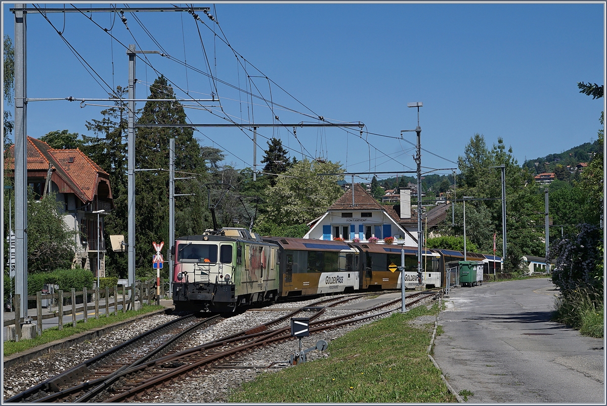 Die MOB GDe 4/4 6006 ist mit einem MOB GoldenPass Panoramic nach Zweisimmen unterwegs und fährt in Fontanivent durch.

21. Mai 2020