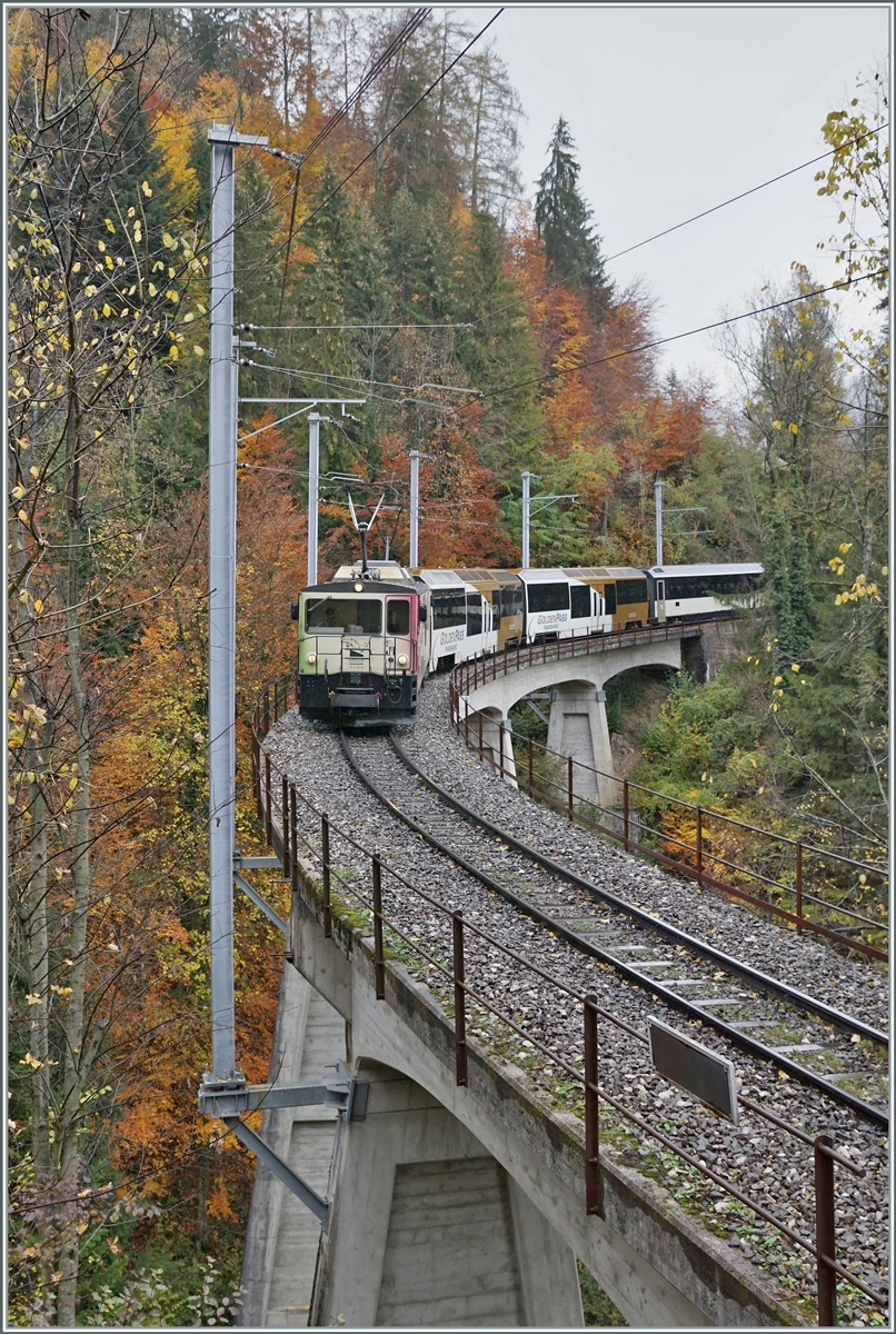 Die MOB GDe 4/4 6006 ist mir ihrem MOB Panoramic Express auf der Fahrt nach Montreux und konnte hier kurz vor Sendy-Sollard fotografiert werden. 

28. Ok.t 2020