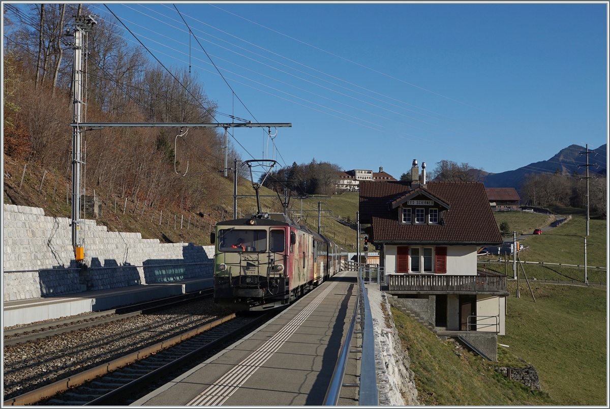 Die MOB GDe 4/4 6006  Aigle les Murailles  ist mit ihrem MOB GoldenPass Panoramic bestehend aus dem Bs 222, Bs 234, Bs 233 und BDs 224 (wobei letztere entgegen der Bezeichnung über 1.Klasse Sitze verfügt) auf dem Weg von Zweisimmen nach Montreux und dabei auf der Durchfahrt in Les Sciernes. 

26. Nov. 2020