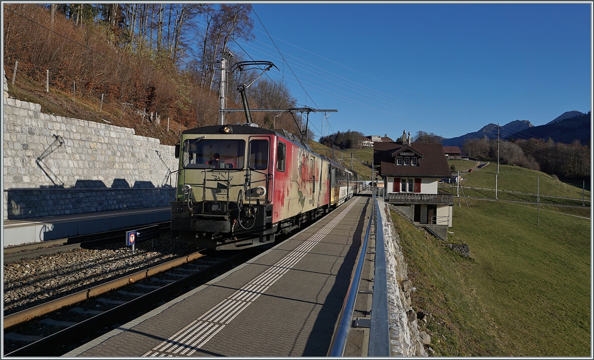 Die MOB GDe 4/4 6006  Aigle les Murailles  (ex GFM/TPF GDe 4/4 102) und ihr Schattenbild fahren mit dem MOB Golden Pass Panoramic PE 2111 durch den Bahnhof von Les Sciernes.

Der Zug  besteht aus den Wagen Bs 222, Bs 234, Bs 233 und BDS 224, wobei der Schlusswagen entgegen seiner Bezeichnung über 1. Klasse Sitze verfügt. 

26. November 2020
