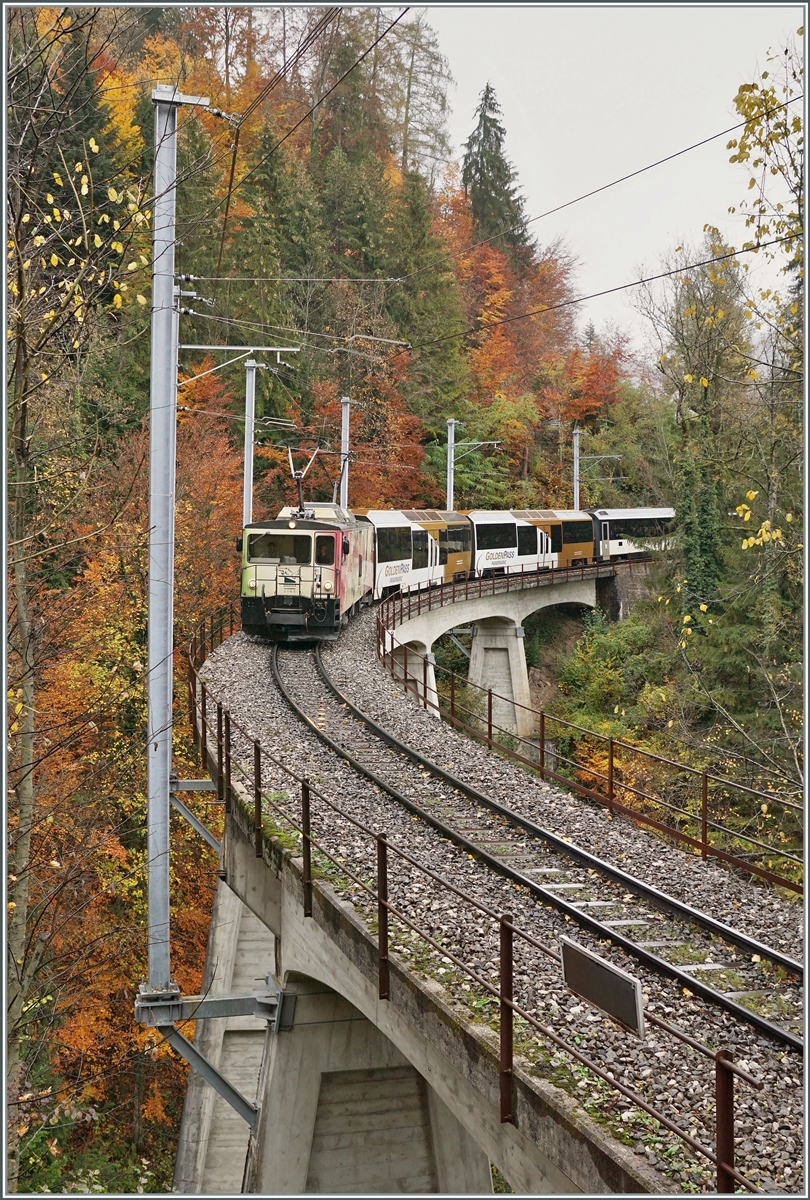 Die MOB GDe 4/4 6006 ist mit ihrem MOB GoldenPass Panoramic kurz nach Les Avants auf dem Weg nach Montreux.

28. Okt. 2020