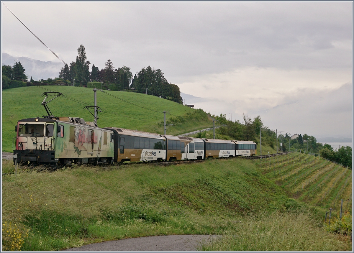 Die MOB GDe 4/4  Aigles les Mureilles  ist mit einem Panoramic Express bei Planchamp auf dem Weg nach Zweisimmen. 

13. Mai 2020