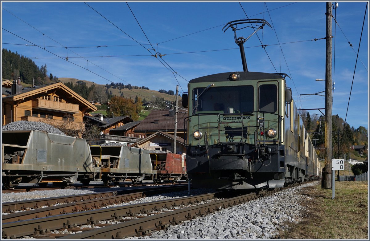 Die MOB GDe 4/4  Schockoladenlok  mit einem GoldenPass Classic (Zweisimmen-SEV) - Saanemöser - Montreux beim Halt in Schönried.
29.10.2016
