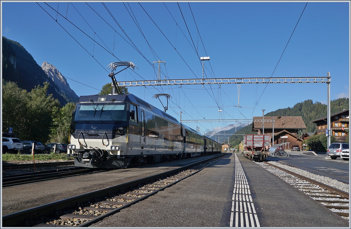 Die MOB Ge 4/4 8001 mit dem MOB Belle Epoque Zug beim Halt in Saanen. Normalerweise wird dieser Zug mit zwei Alpina-Triebwagen (Sandwich) geführt, wobei er mit der Ge 4/4 natürlich weitaus besser aussieht.

3. Okt. 2019