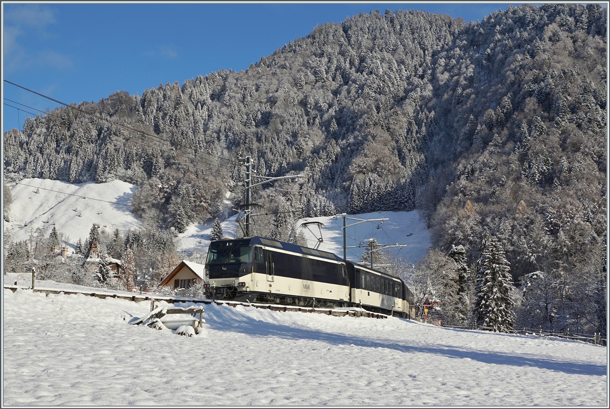 Die MOB Ge 4/4 8001 schiebt bei Les Avants den MOB Panoramic Express 2118 nach Zweisimmnen durch die Winterlandschaft bei Les Avants.

2. Dezember 2020
