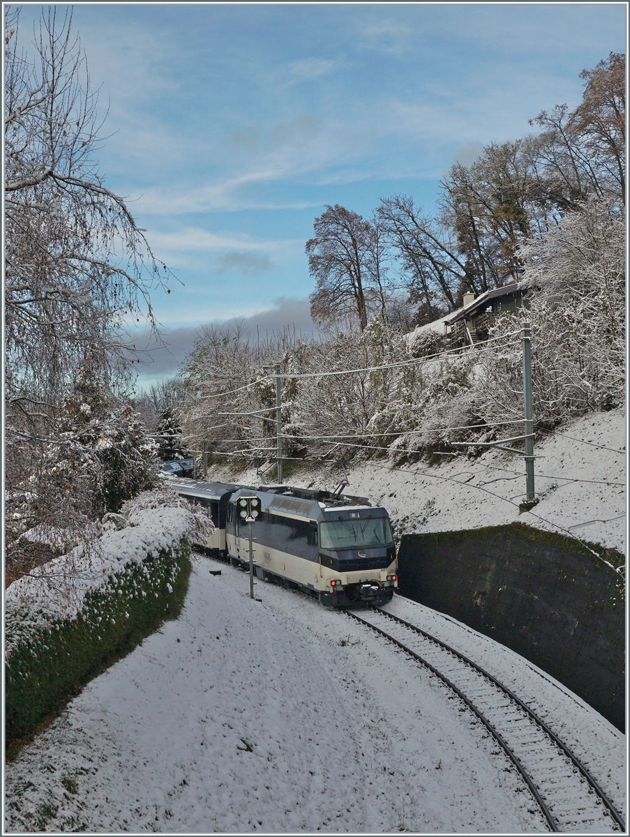 Die MOB Ge 4/4 8001 ist bei Sonzier mit ihrem MOB GoldenPass Panoramic Express auf dem Weg nach Zweisimmen.

5. Dez. 2020