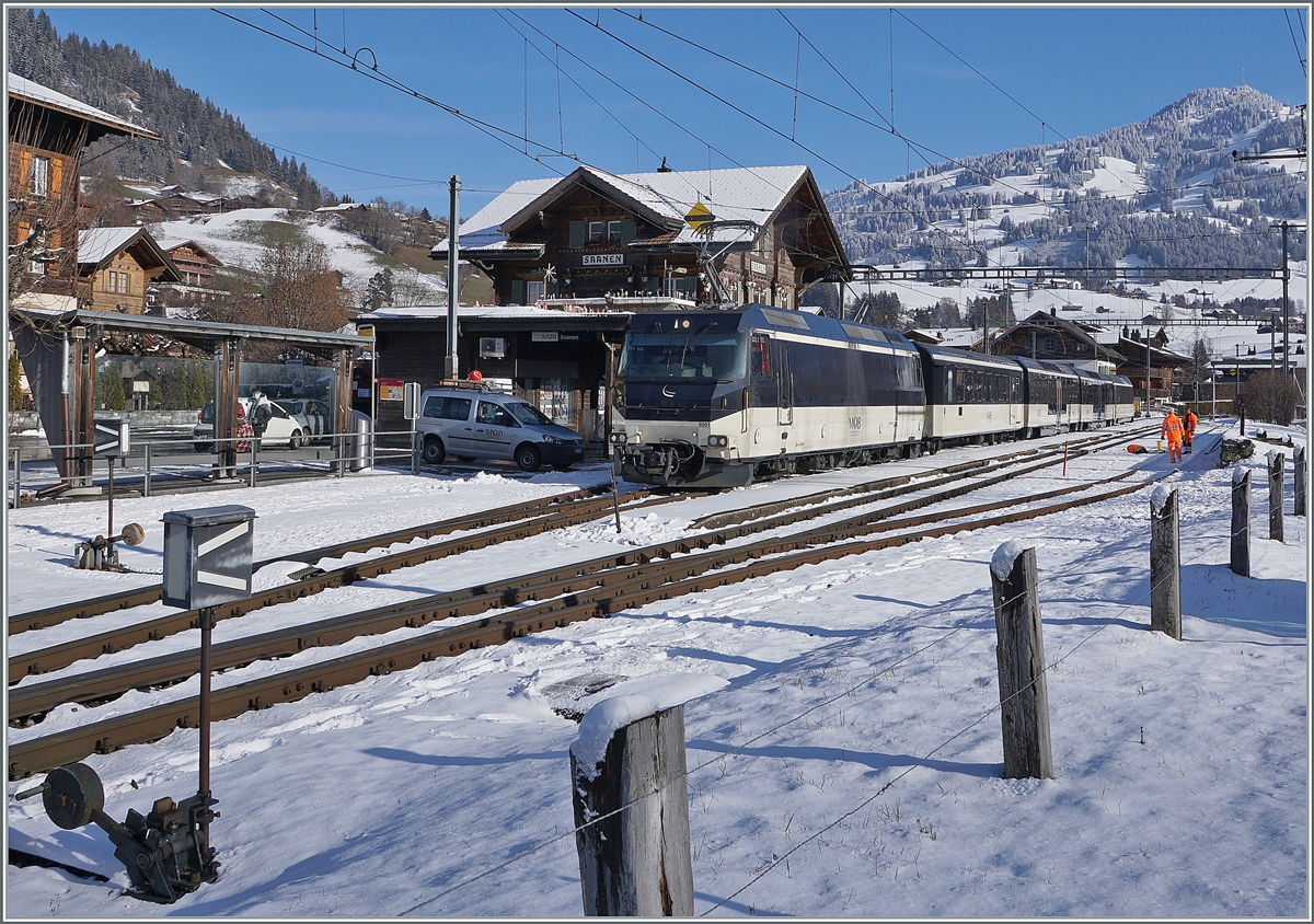 Die MOB Ge 4/4 8001 mit ihrem MOB GoldenPass Panoramic beim Halt in Saanen. Im Vordergrund links im Bild eine der noch wenigen, schmucken Weichenlaternen .
  

3. Dez. 2020