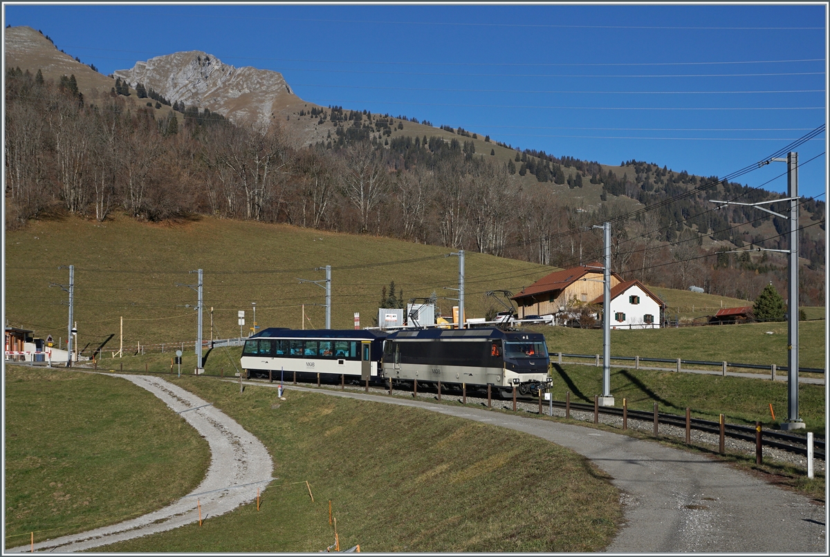 Die MOB Ge 4/4 8002 ist mit dem neu revidierten Ast 116 bei Les Sciernes auf Probefahrt.

26. Nov. 2020